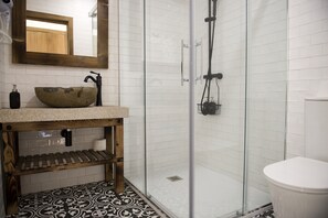 Quarto solteiro standard, 1 cama de casal, banheiro privativo, vista para a cidade | Banheiro | Chuveiro, chuveiro com efeito de chuva, produtos de toalete grátis
