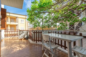 Outdoor dining - Beautiful apartment for 6 people with WIFI, TV and pets allowed, close to Porto Recanati (Marcelli)