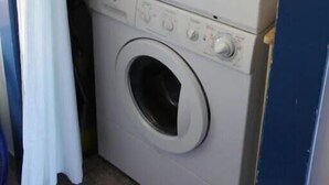 Una lavadora de carga frontal en un cuarto de lavado.
