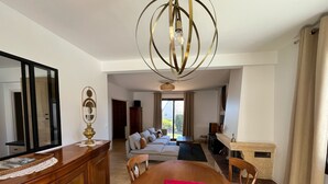 Amplia sala de estar con una mesa de comedor de madera, un conjunto de sofá y una chimenea.