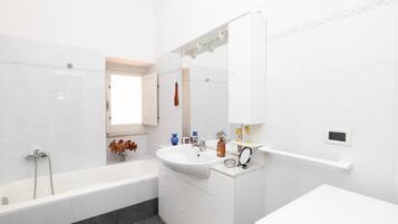 Apartment | Badezimmer | Dusche, Regendusche, Handtücher