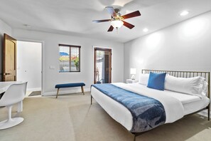 Une chambre à coucher avec un lit, un bureau et une chaise.