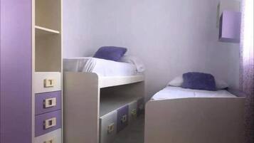 3 dormitorios, tabla de planchar con plancha, cuna de viaje