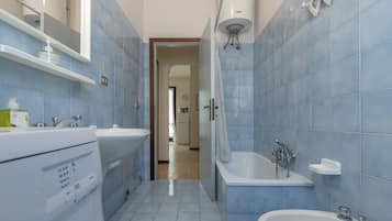 Badewanne, Haartrockner, Bidet, Handtücher