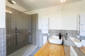 Superior Studio Suite | Bathroom | Shower, rainfall showerhead, eco-friendly toiletries, hair dryer - Solar Branco Eco Estate (Ponta Delgada)