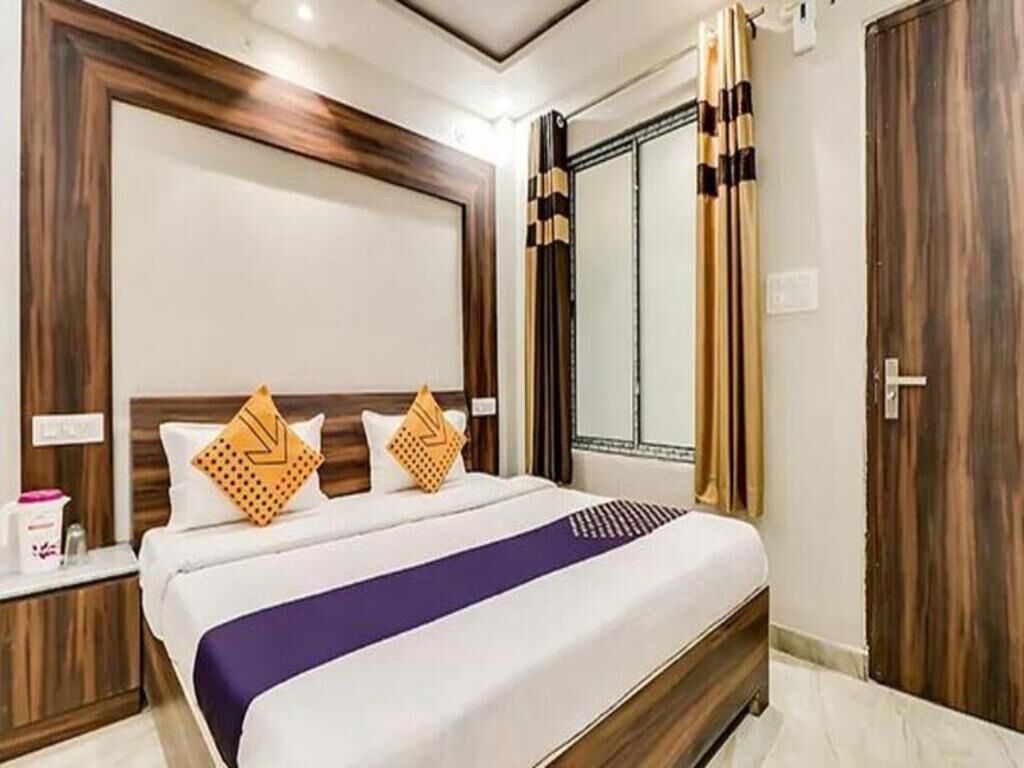 Ropa de cama de alta calidad y caja de seguridad en la habitación 