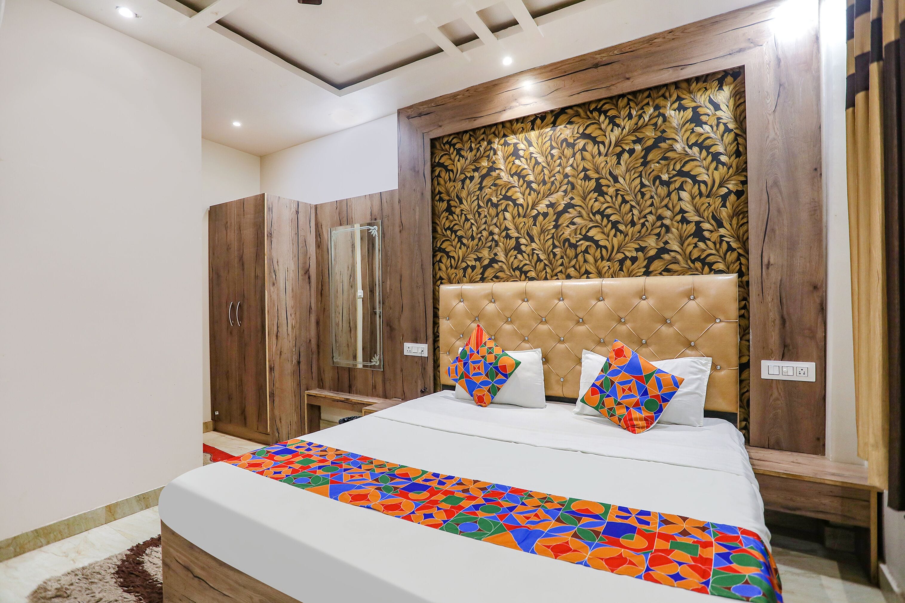 Ropa de cama de alta calidad y caja de seguridad en la habitación 