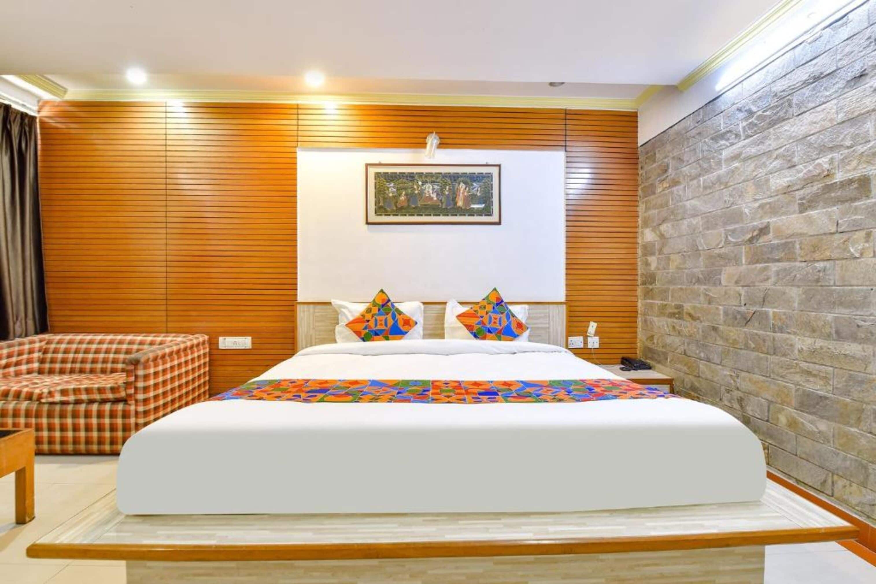 premium room | premium bedding, in-room safe, desk, free wifi