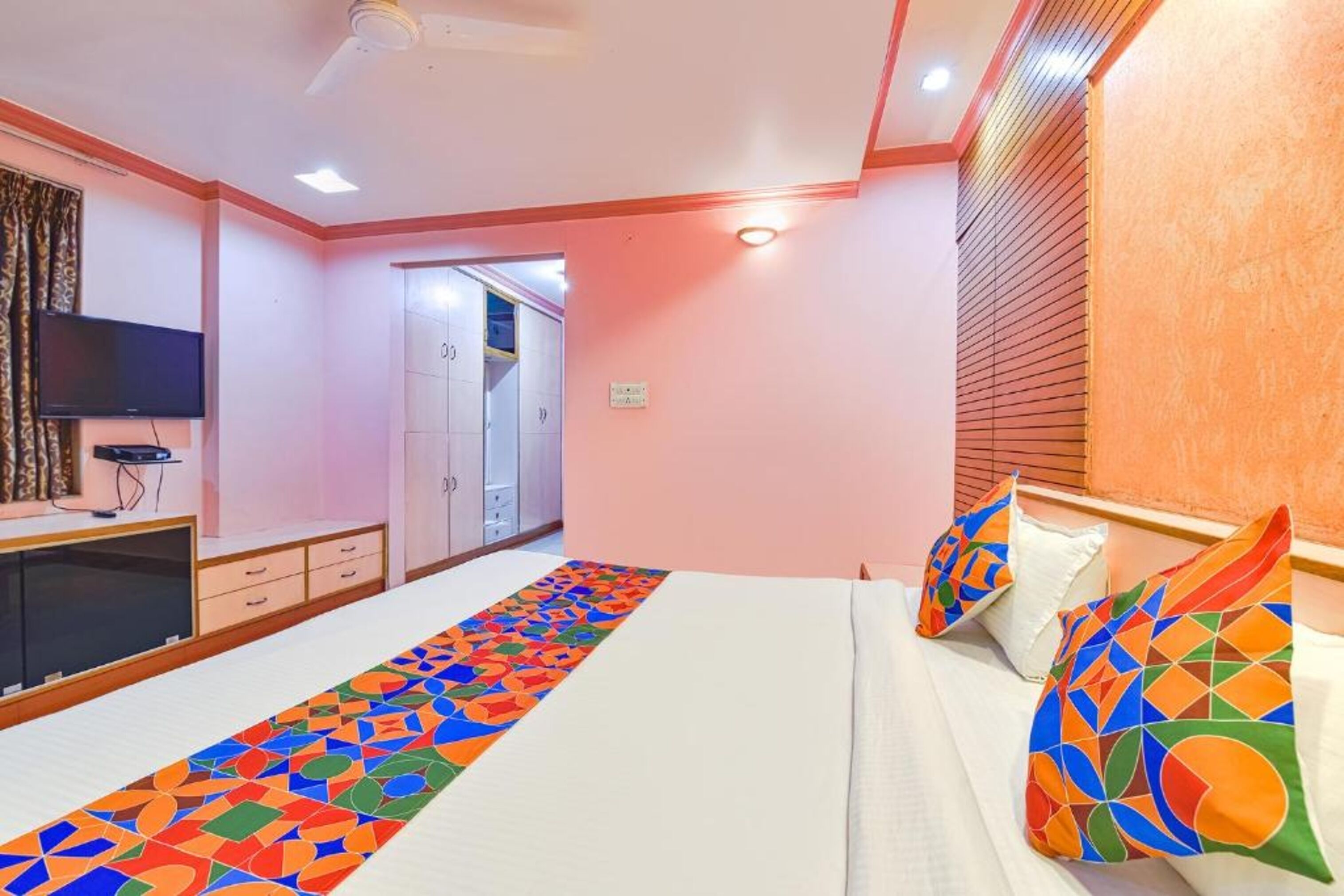 premium bedding, in-room safe, desk, free wifi