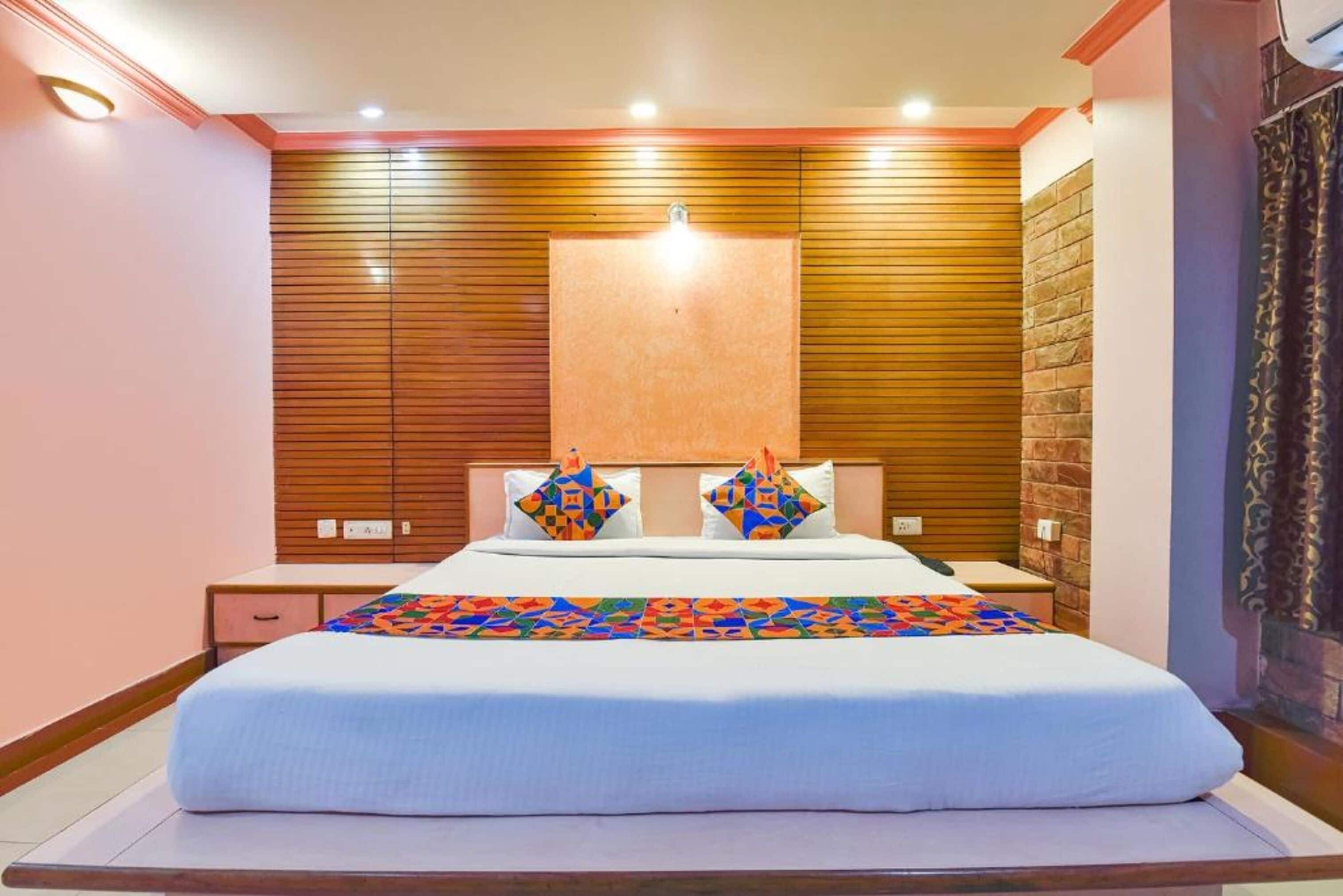 deluxe room | premium bedding, in-room safe, desk, free wifi