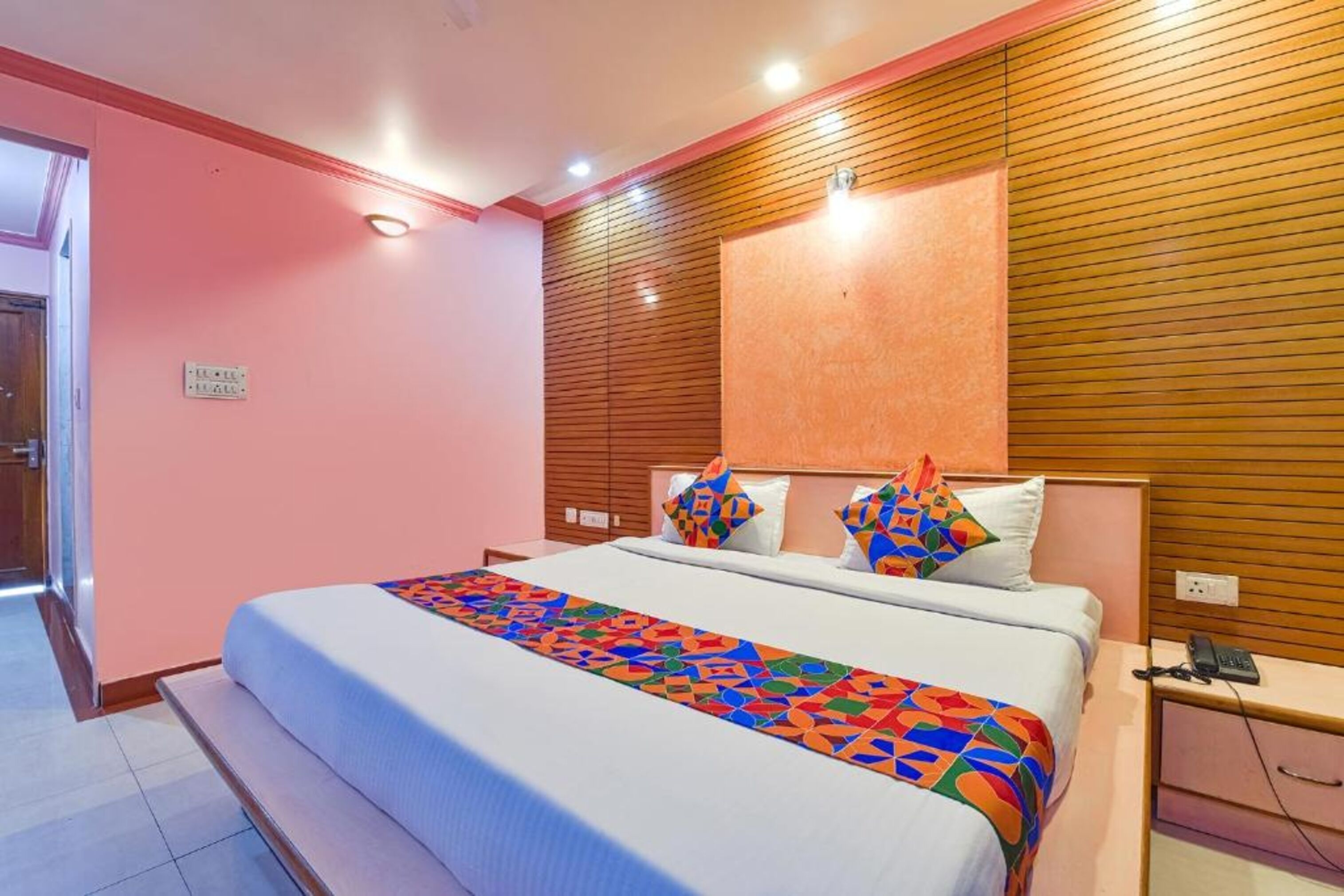 deluxe room | premium bedding, in-room safe, desk, free wifi