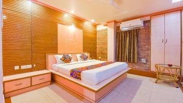 Habitación Deluxe | Ropa de cama de alta calidad, caja fuerte, escritorio y wifi gratis