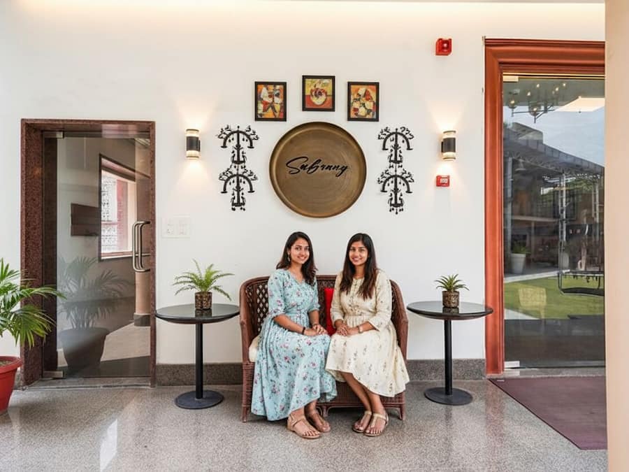 Coin salon dans le hall