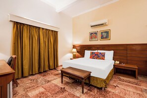 Egyptian cotton sheets, premium bedding, in-room safe, desk