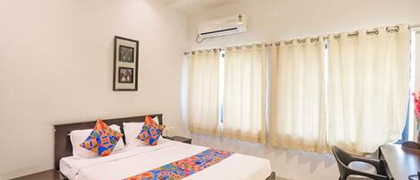 Premium bedding, in-room safe, desk, free WiFi