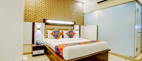 Premium bedding, in-room safe, desk, free WiFi