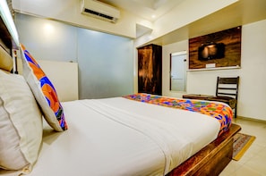 Premium bedding, in-room safe, desk, free WiFi