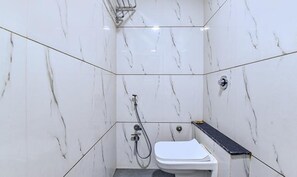 Buồng tắm vòi sen, đồ dùng nhà tắm miễn phí, khăn tắm 