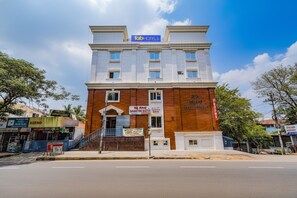 Property entrance - FabHotel Shakthi Suites (Bengaluru)