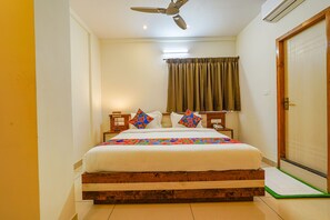 Premium bedding, in-room safe, desk, free WiFi