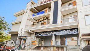 A multi-story building with balconies and a sign for 'GK Complex'. - FabHotel GK Residency (New Delhi)