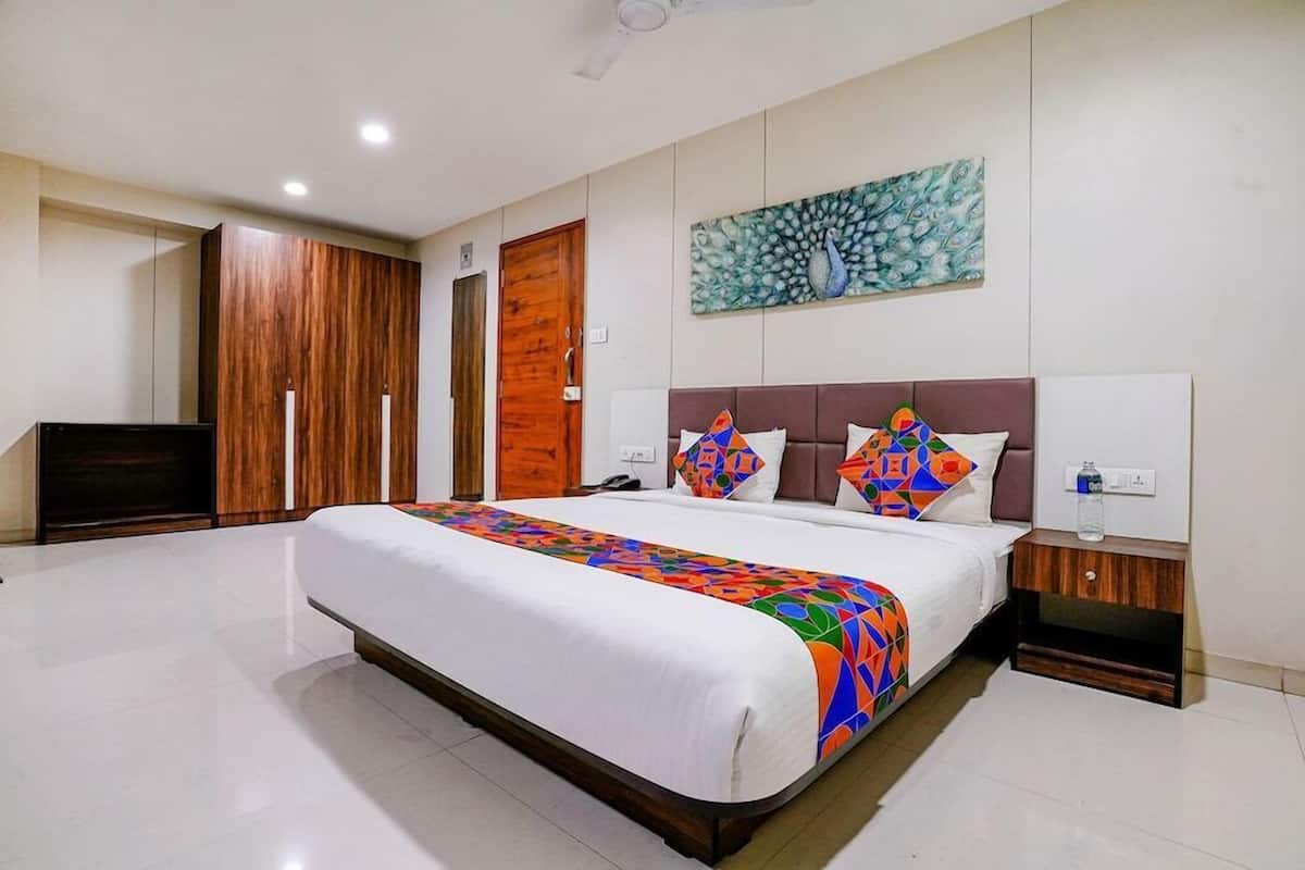 Premium bedding, in-room safe, WiFi (free), bed sheets