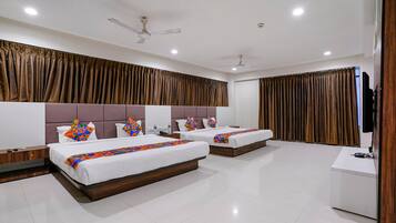 Ylelliset vuodevaatteet, tallelokero huoneessa, ilmainen Wi-Fi