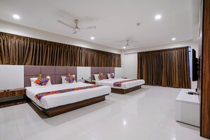 Premium bedding, in-room safe, free WiFi, bed sheets - Fabhotel La Victoria (Surat)