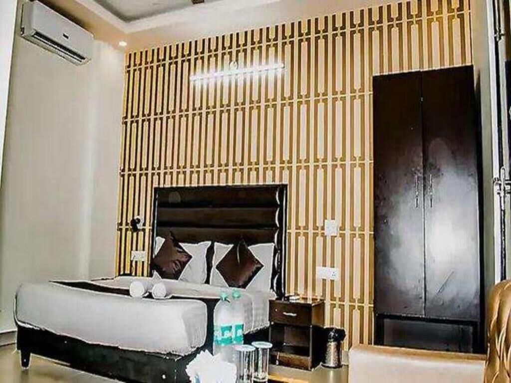 Premium bedding, in-room safe, free WiFi, bed sheets