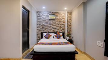 Deluxe Room | Egyptian cotton sheets, premium bedding, in-room safe, desk