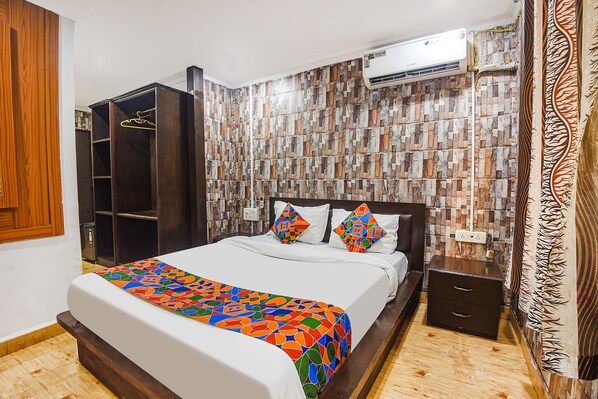 Deluxe Room | Egyptian cotton sheets, premium bedding, in-room safe, desk - Fabexpress Coco Homes (Candolim)