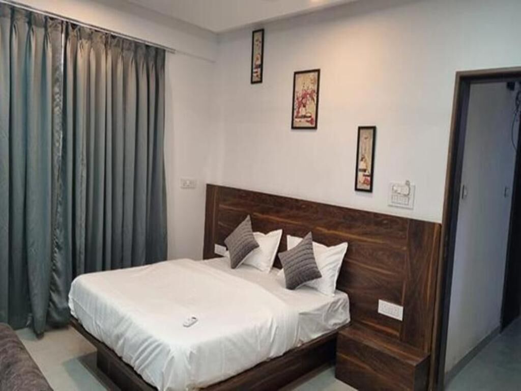 Egyptian cotton sheets, premium bedding, in-room safe, desk