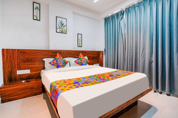 ملاءات من القطن المصري وأغطية فراش متميزة وخزنة داخل الغرفة ومكتب