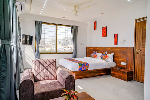 Fabhotel Crystal Inn