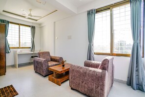 ملاءات من القطن المصري وأغطية فراش متميزة وخزنة داخل الغرفة ومكتب