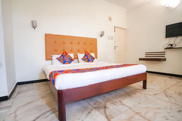 Egyptian cotton sheets, premium bedding, in-room safe, desk