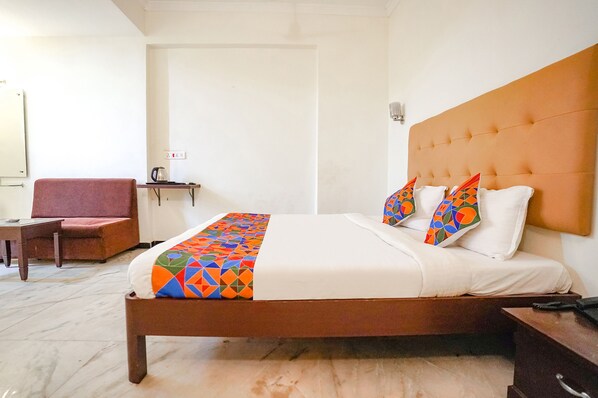 Egyptian cotton sheets, premium bedding, in-room safe, desk - Fabexpress Planet Grande (Chennai)