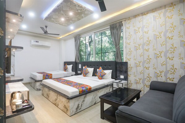 Egyptian cotton sheets, premium bedding, pillowtop beds, in-room safe - Fabexpress Banarasi Kothi (Varanasi)