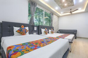 Egyptian cotton sheets, premium bedding, pillowtop beds, in-room safe - Fabexpress Banarasi Kothi (Varanasi)