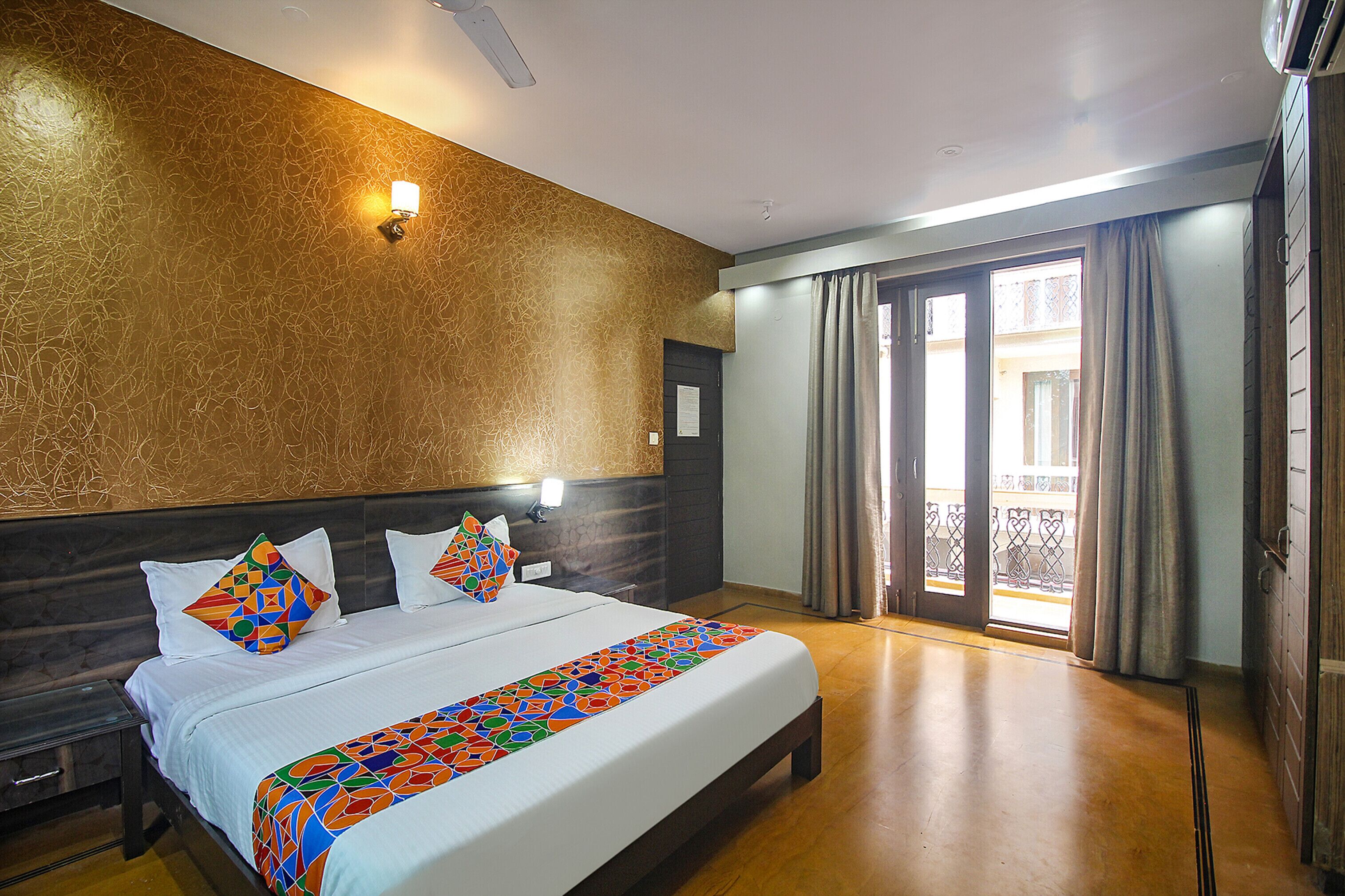 ملاءات من القطن المصري وأغطية فراش متميزة وخزنة داخل الغرفة ومكتب