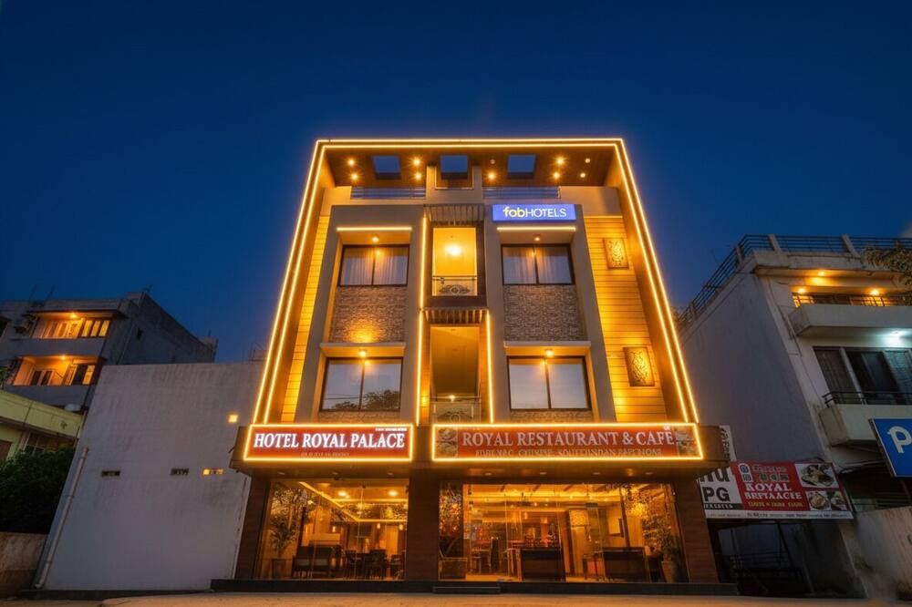 Fabhotel Royal Palace