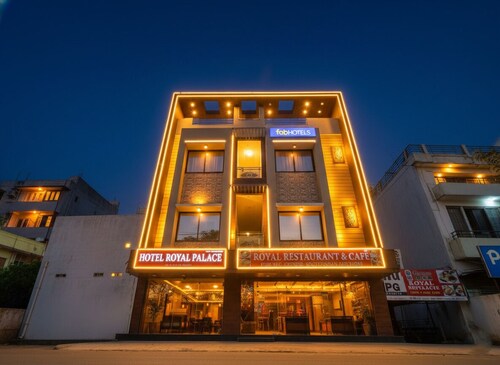 Fabhotel Royal Palace