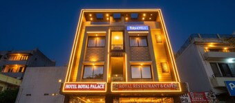 Fabhotel Royal Palace