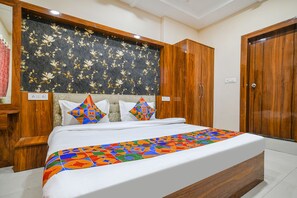 Premium bedding, in-room safe, free WiFi, bed sheets