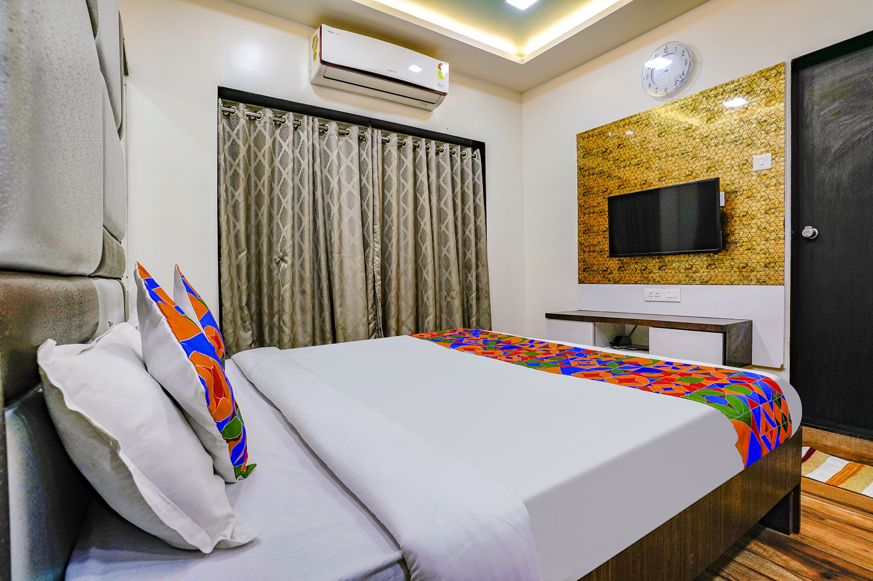 高档床上用品、客房内保险箱、办公桌、免费 WiFi