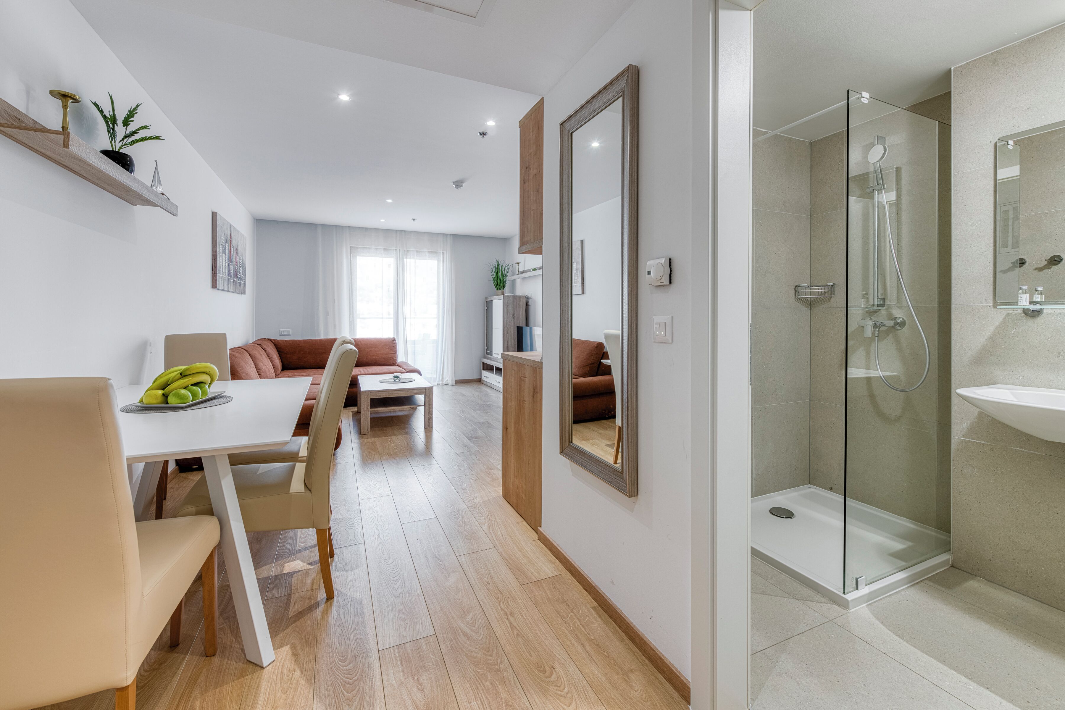 Superior-Apartment | Essbereich im Zimmer