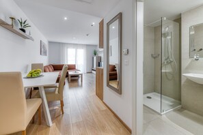 Superior Apartment | Makan dalam bilik
