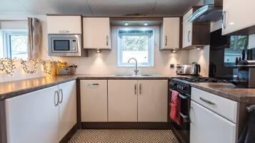 Een koelkast, een magnetron, een oven, een vaatwasser