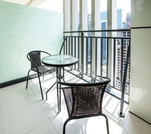 Deluxe Apartment | Balcony - Tanin - Exquisite 1BR Apt in Zada Tower with Canal Views (Dubai)