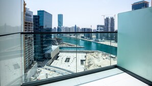 Un rascacielos con vistas a un paisaje urbano y una masa de agua.